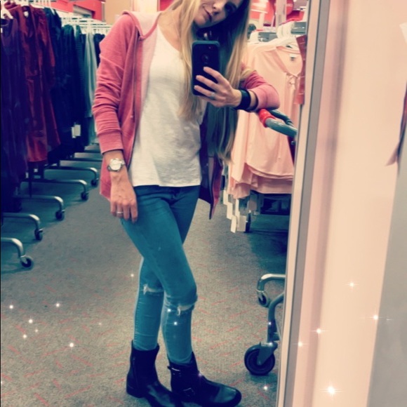 Sarah’s Side of The Closet! - Picture 3 of 6